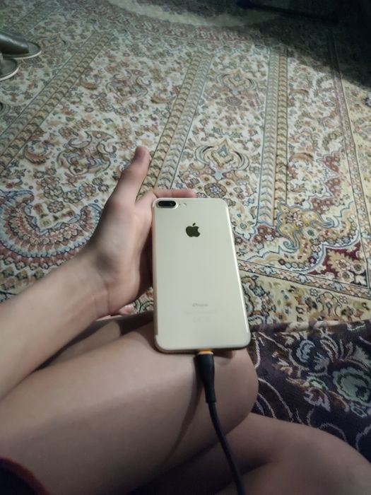 Продам айфон 7+ .