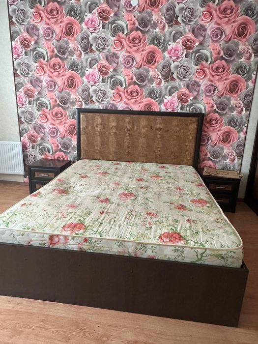 Продам кровать и тумбы