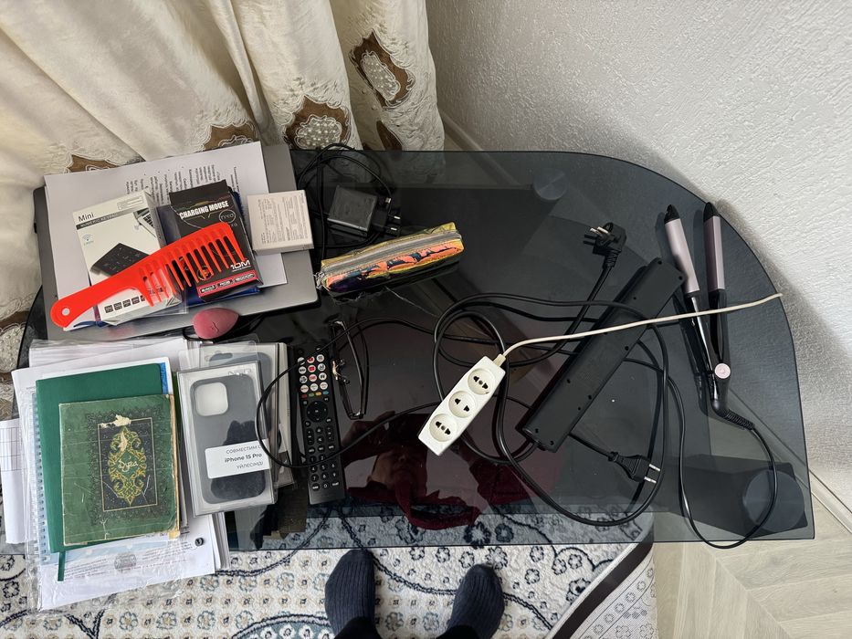 Продам стеклянную тумбу под телевизор