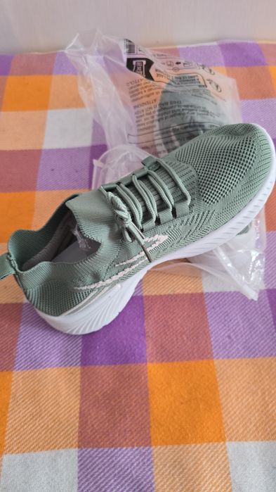 Продам кроссовки