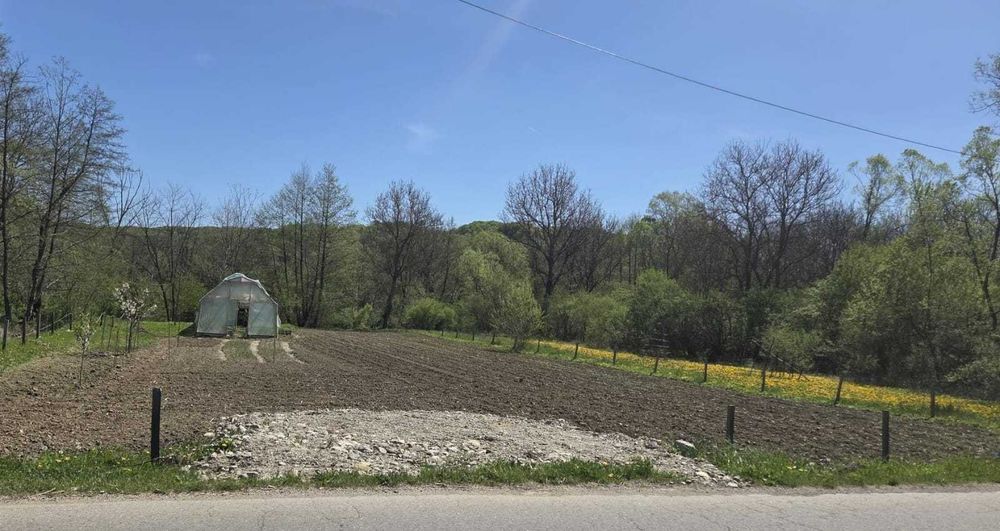 Teren de vanzare la intrare in satul Valsanesti