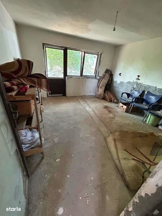 De vanzare casa in Roman, teren de 590mp,5 camere 120000euro