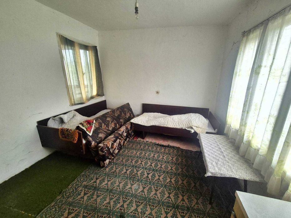 Къща "близнак" в с. Петокладенци обл. Плевен