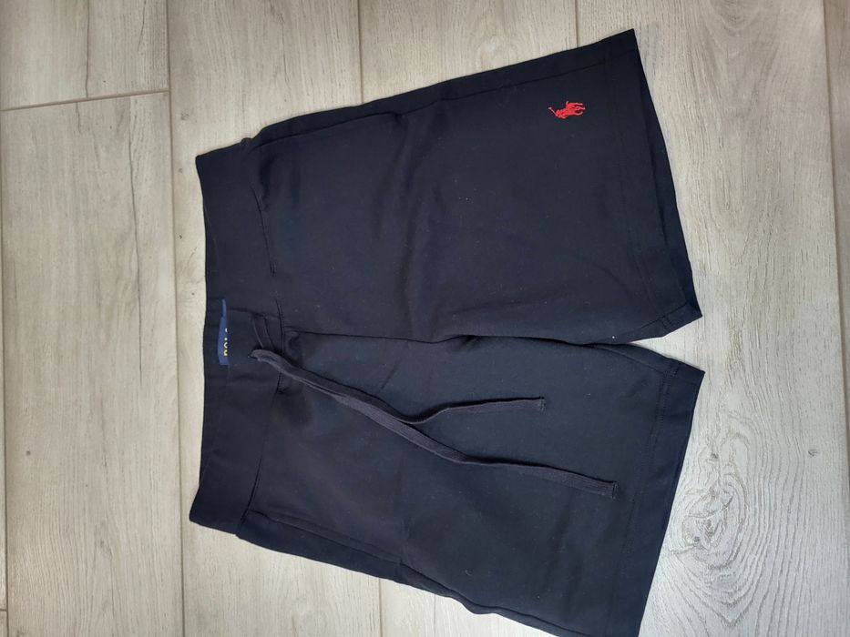 Тениска Ralph Lauren, къси панталони Polo, горнище Nike, кори за футбо