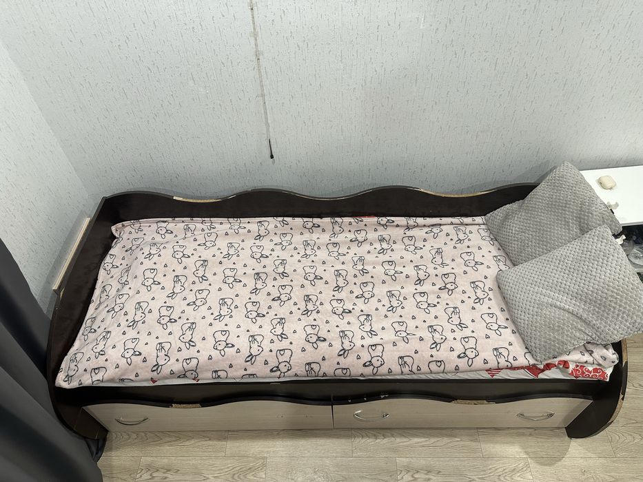 Продам кровать вместе со столом