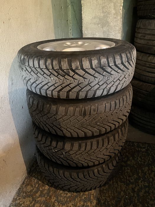 Джанти с зимни гуми 195/65/15 CST чисто нови.
