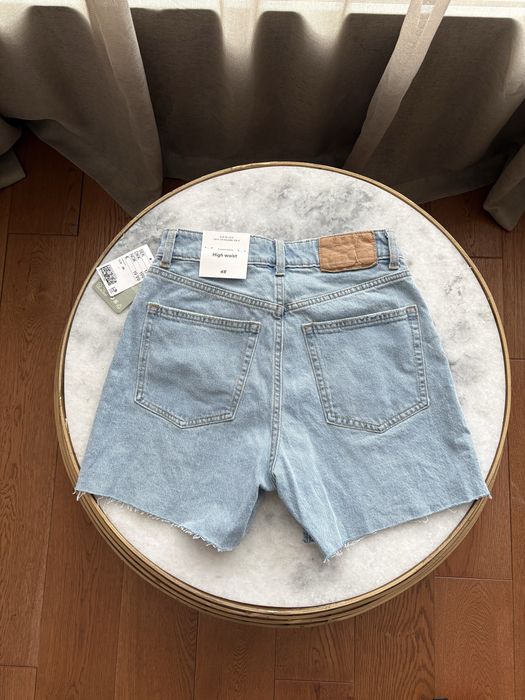 Нови къси дънкови панталони на H&M и бели къси панталони на Zara