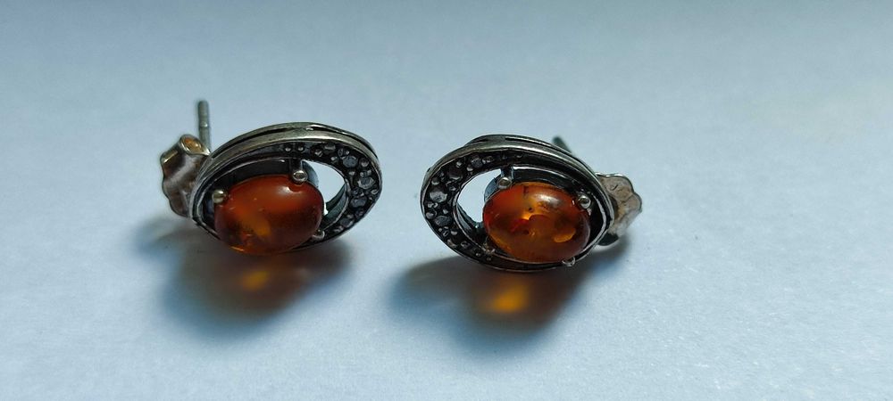 Сережки серебряные "гвоздик" с камнем ЯНТАРЬ