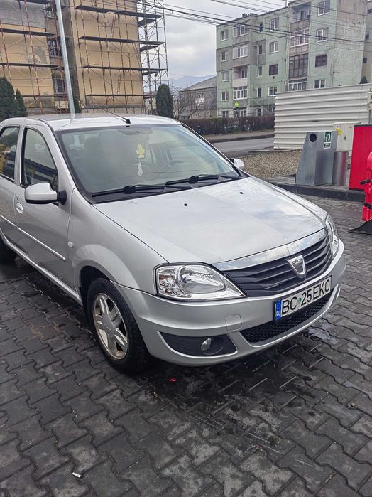 Vând Dacia logan