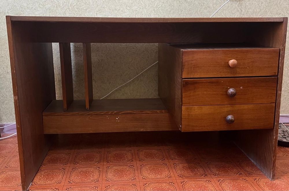 Отдам письменный стол даром (самовывоз)