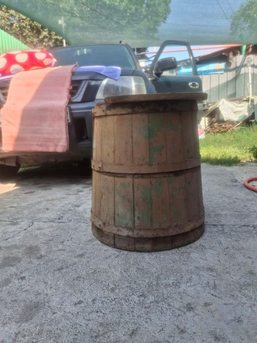Продам бочку деревянную.