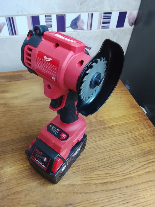 Mini flex Milwaukee cu o baterie de 6A