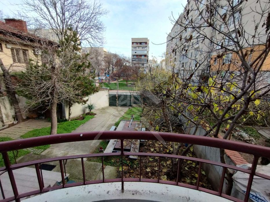 Дава се под наем Двустаен апартамент в Пловдив, Център - 75 кв.м за 169570.41 € - Снимка #13