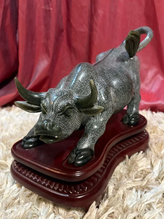 Нефритовая статуэтка ручной работы