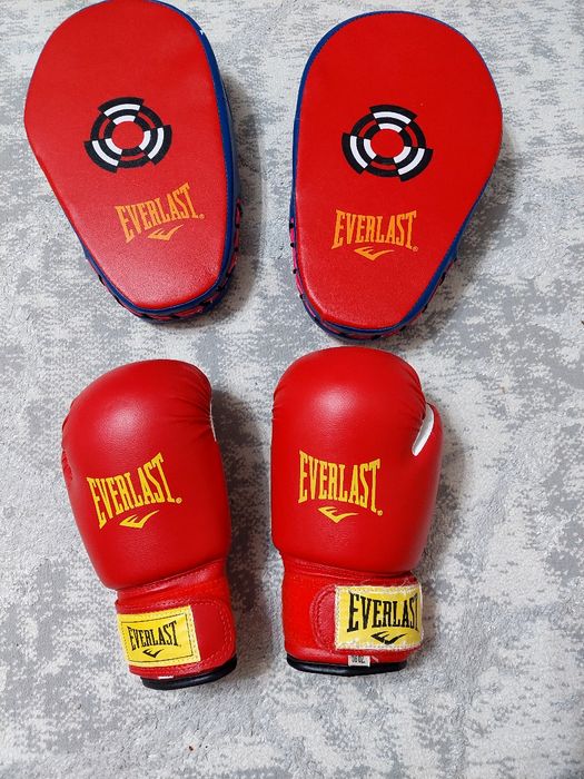 Продам боксёрские перчатки, лапы