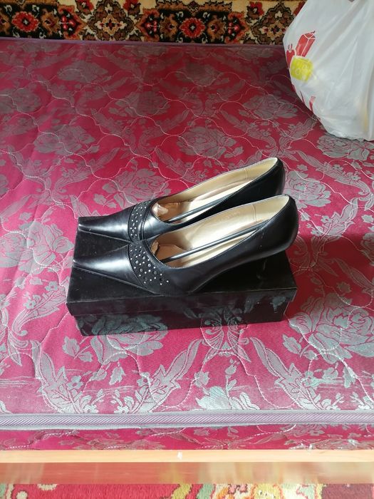 Продам женские летние туфли