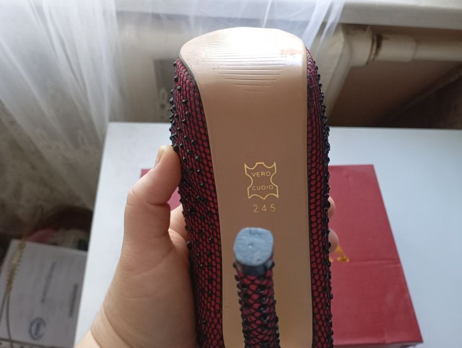 Женская обувь . ..