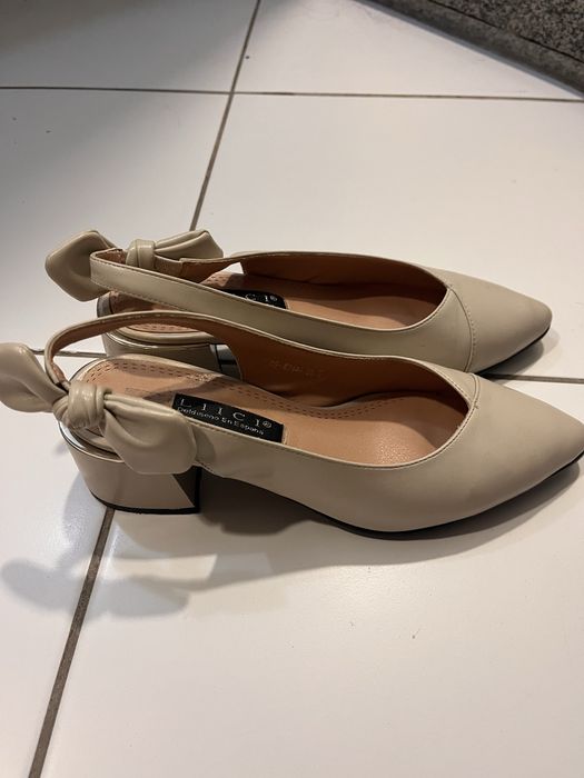 Белые туфли с невысоким каблуком