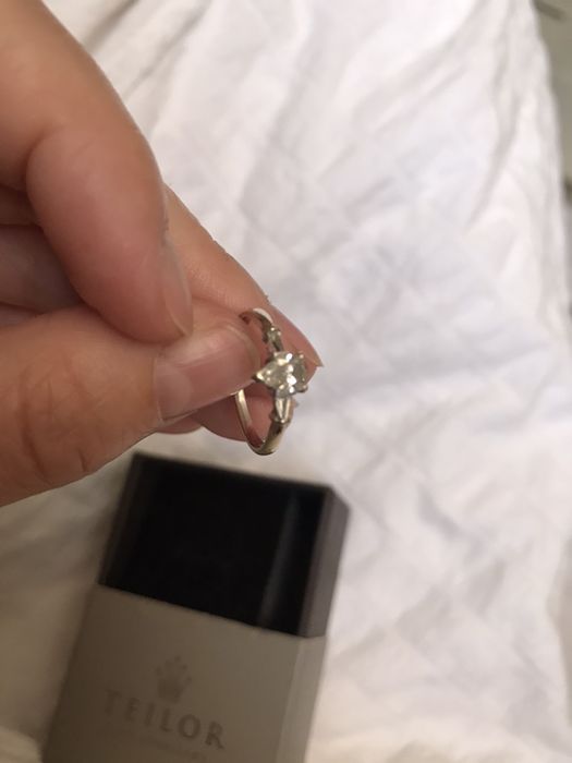 Inel cu diamant forma de lacrima