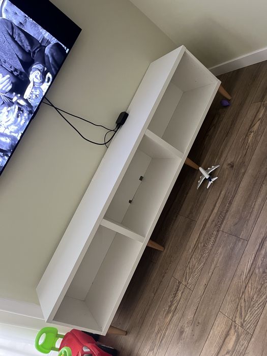 Comoda Ikea cu picioare de lemn incluse