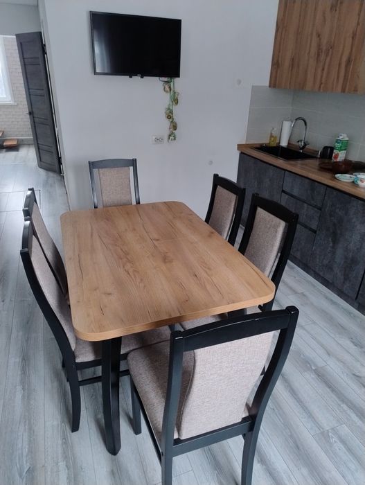 Обеденный стол раздвижной,стулья.