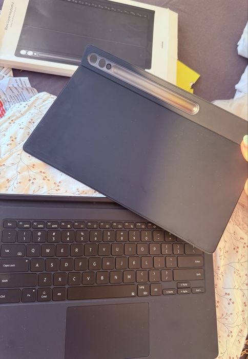 Vând HUSĂ+TASTATURA+MOUSEPAD nouă cu cutie intreaga