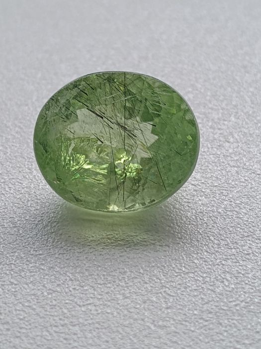 Перидот с рутил косите на Венера огромен