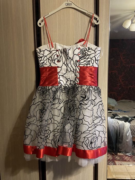 Rochie de zi alb cu rosu