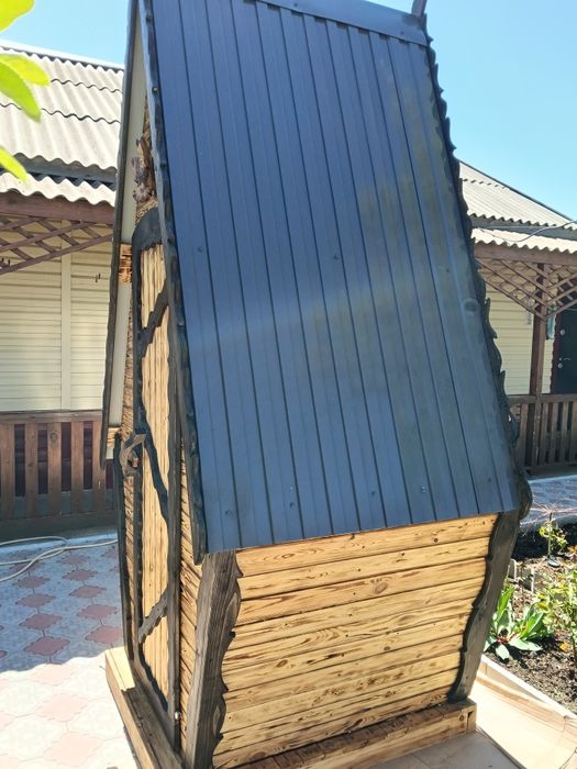 Туалет деревянный садовый