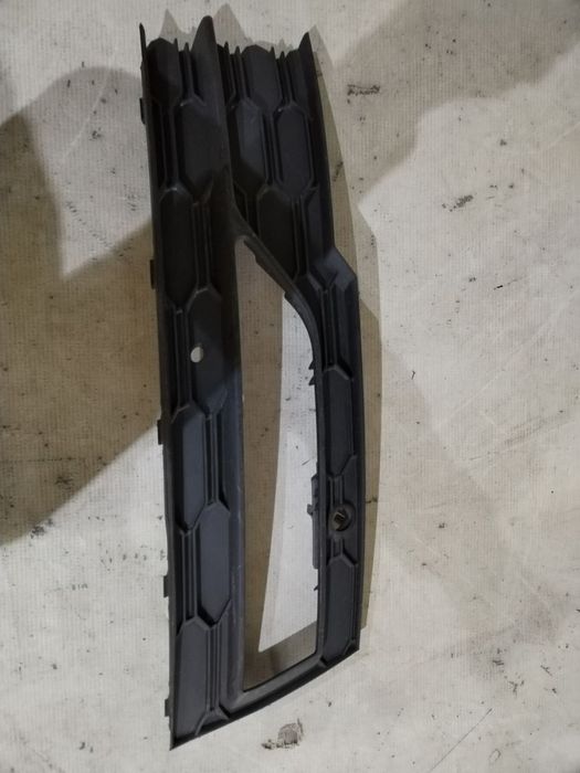 Grila proiector stanga, Skoda Octavia 4, 2020, 2021, 2022, 2023, 2024, cod origine OE 5E3807681.