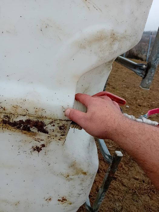 Vând butoi 1000 litri 150 lei fix