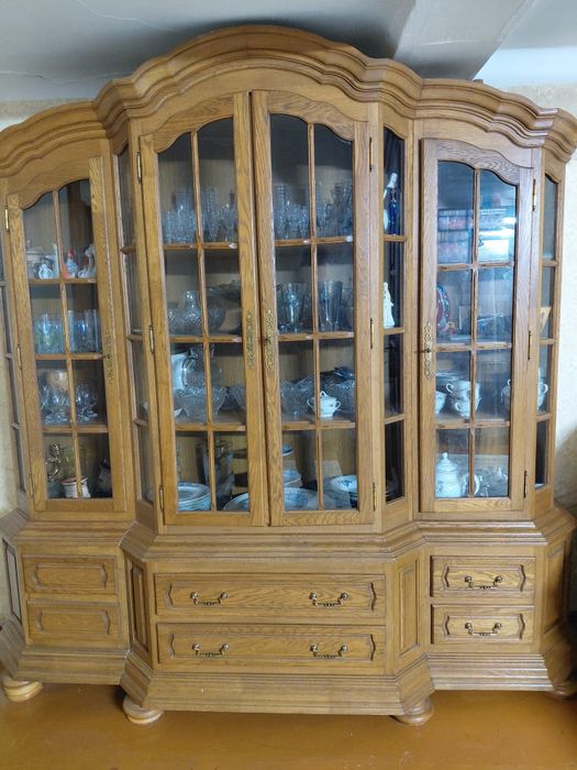 Продам сервант из дуба.