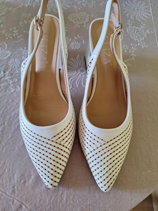 Дамски обувки с отворена пета.