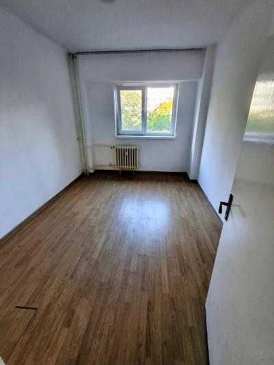 Ofer spre  inchiriere apartament ultracentral, nemobilat, 3 camere,  str. N. Balcescu, (cu intrare si de pe Calea Bucuresti), etaj 1