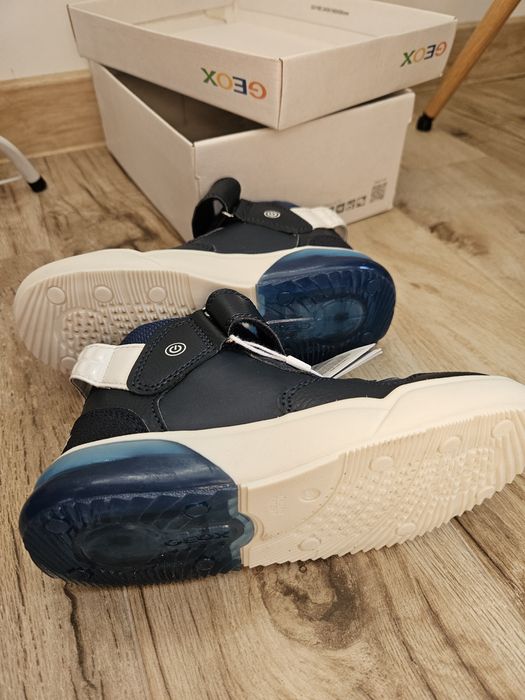 Светещи маратонки Geox НОВИ