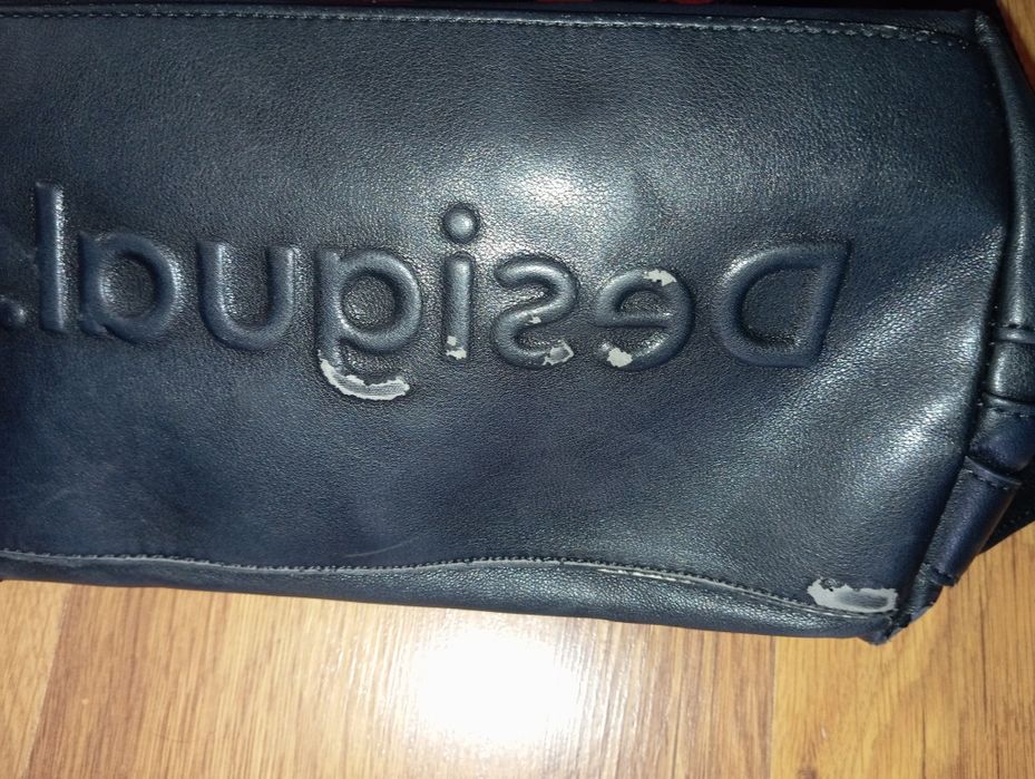 Раница Desigual с леки забележки, които не се виждат при носене