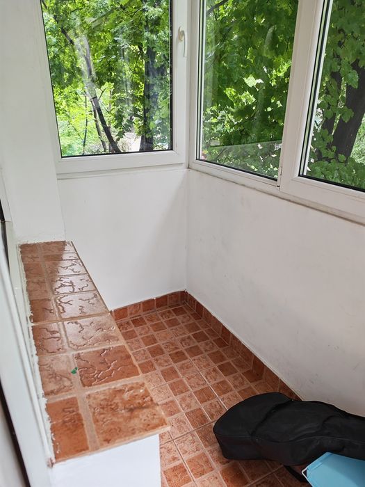 Vînd apartament decomandat zona Lujerului decomandat