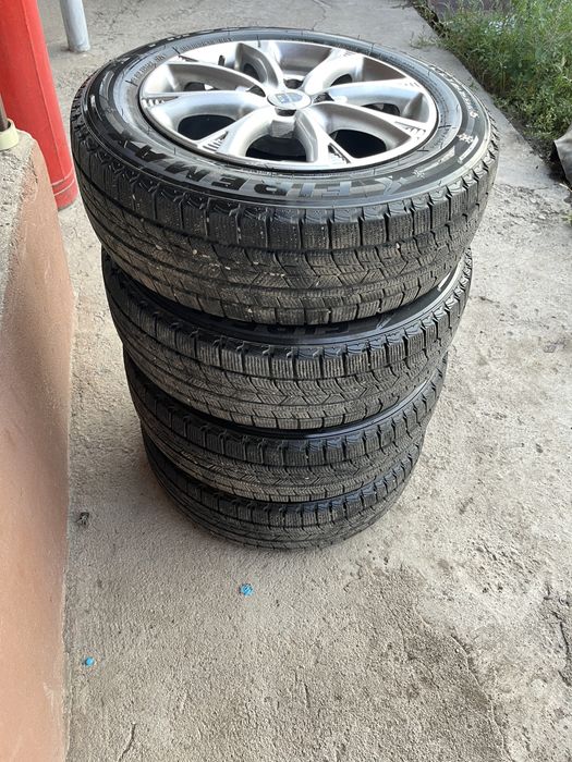 Продам зимние шины с дисками 185/65 R15