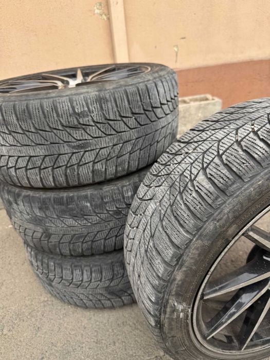 Продам комплект зимней резины с дисками 235/45 R18