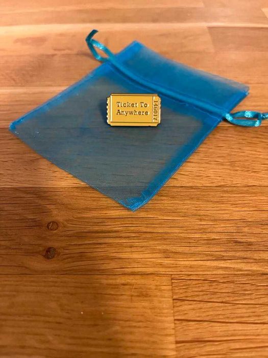 Пинчета, значки.