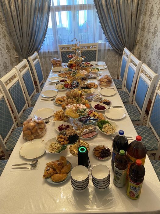 Стол для гостиной со стульями