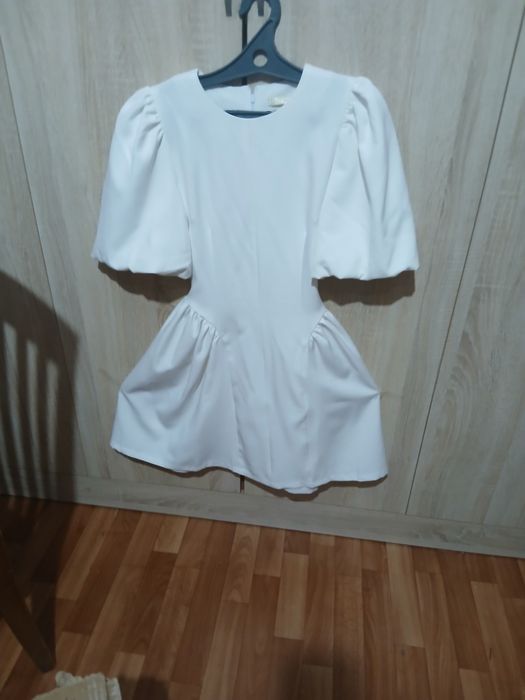 Продам нарядное белое платье. РАЗМЕР 42