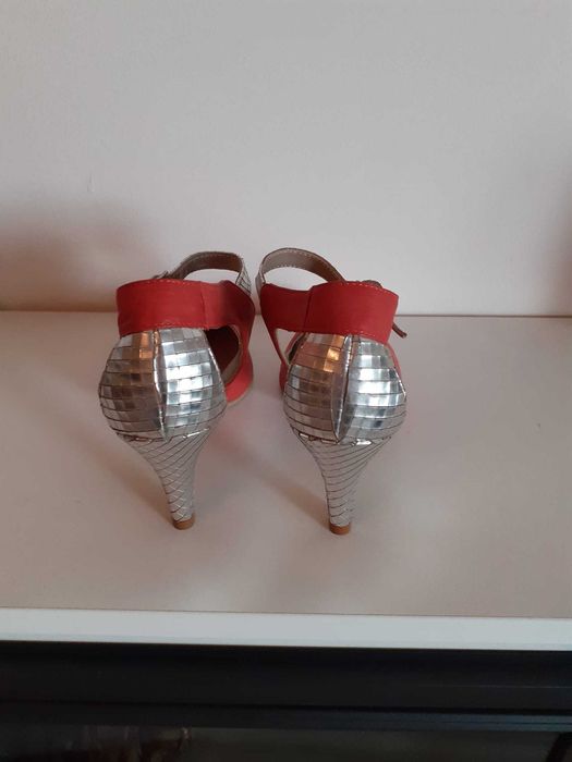 Vand sandale pe comanda noi