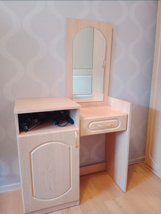 Столик б/у для макияжа подарок на 8-марта