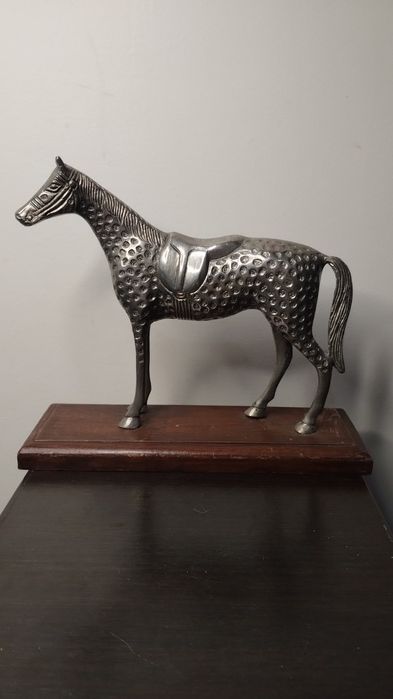 Много красива и различна статуетка на кон.