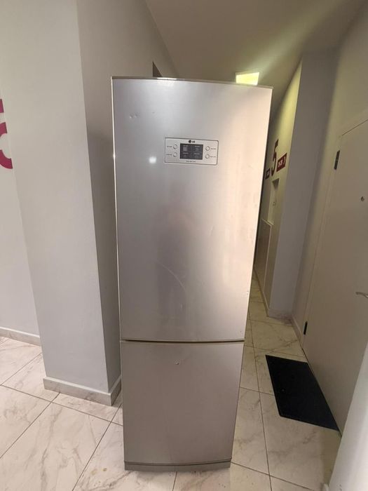 В отличном состоянии холодильник LG серый