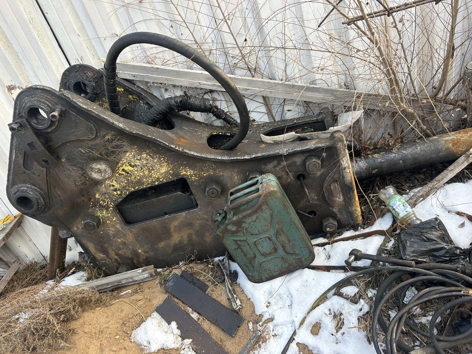 Экскаватор с гидромолотом