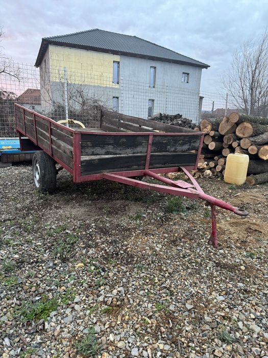 Vând grebla de împrăștiat fanul,erbicidator și remorca de tractor