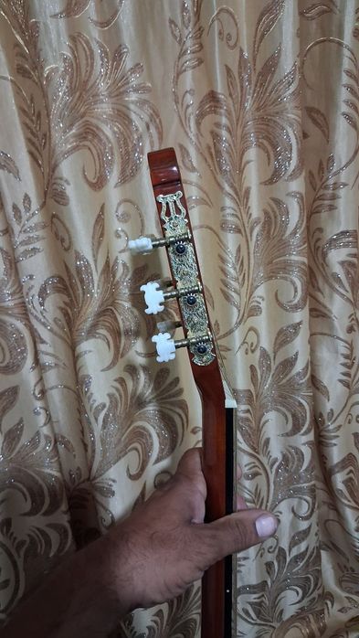 Продаётся гитара Yamaha s70