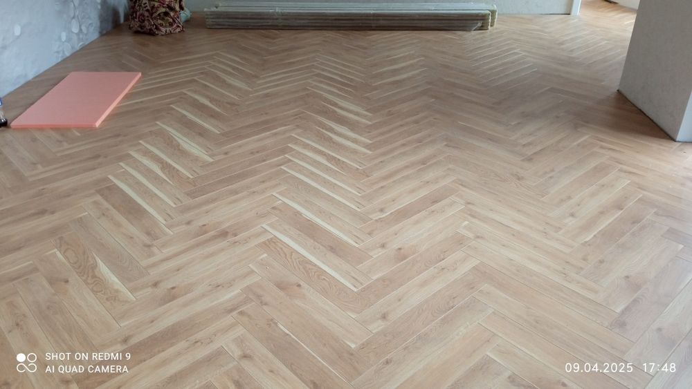 Профессиональная укладка ламината ёлочкой.